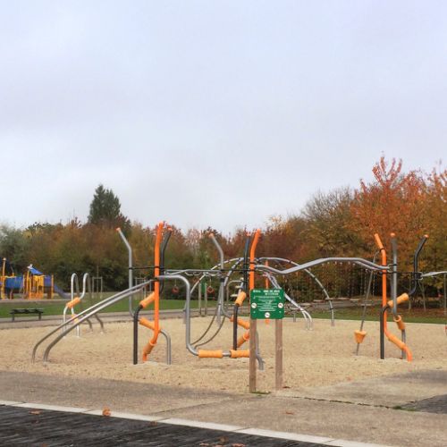 Aire de jeux extérieure avec structure d’escalade pour enfants installée dans un parc public par Atout Pose Services